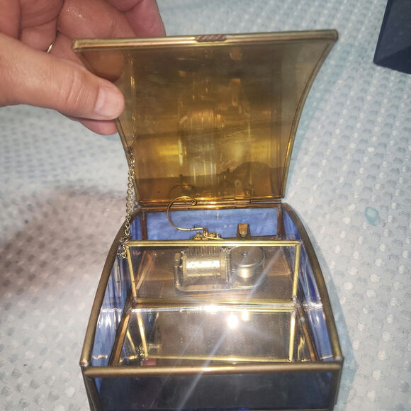 GLASS & BRASS EUC WE THREE KINGS MUSIC BOX VINTAGE - Picture 2 of 3